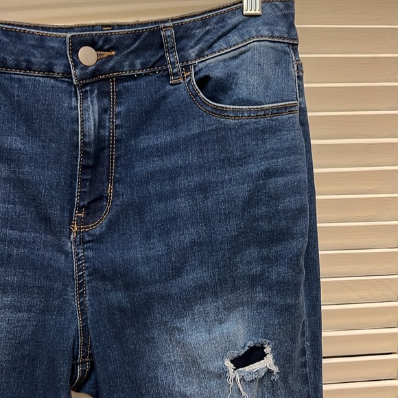 Versona Modern Distressed Jeans in Medium Wash, Size 10 - Picture 5 of 17